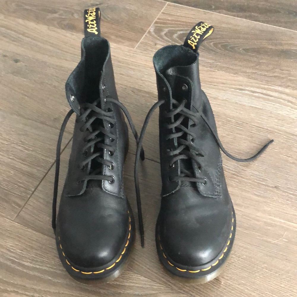 Dr Martens 1460 Pascal 8 eye boots in black